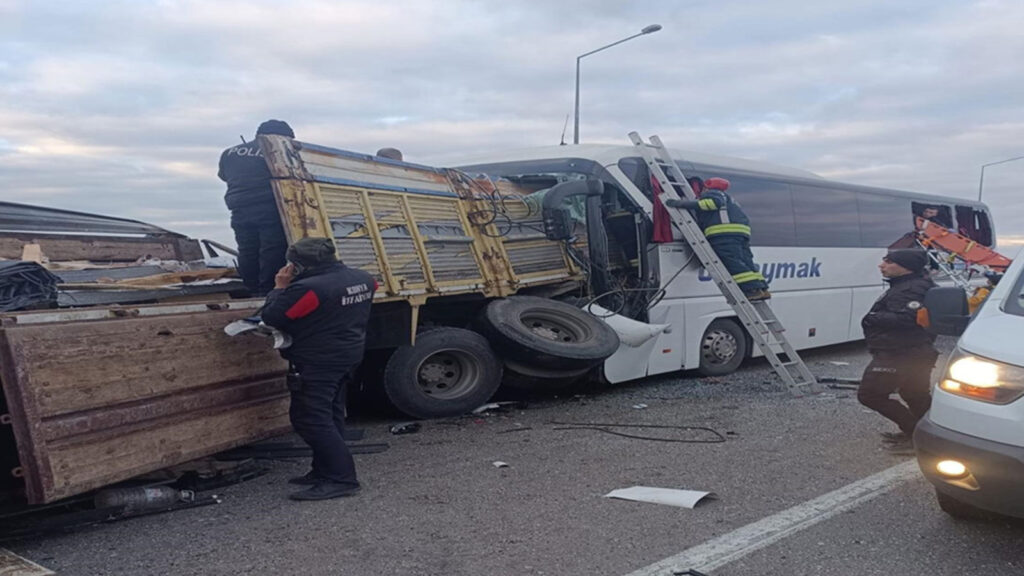 yolcu-otobusu-tira-carpti-oluler-ve-yaralilar-var-gpku.jpg